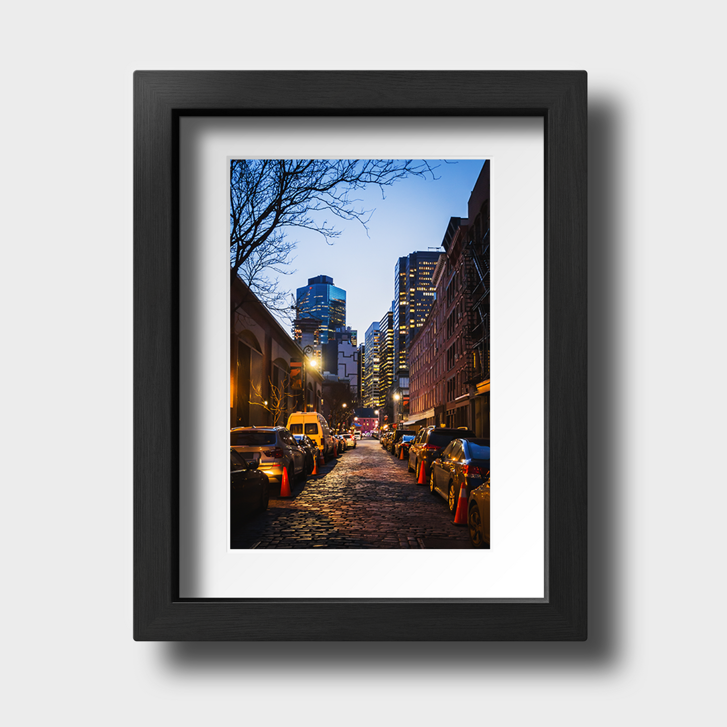 Tirage Photo de New York "Manhattan Cobblestone Lane Towards Night City" - NYC - The Artistic Way