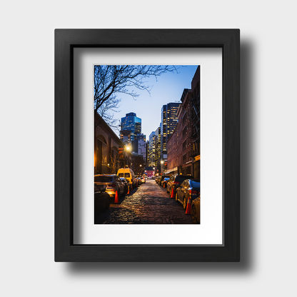 Tirage Photo de New York "Manhattan Cobblestone Lane Towards Night City" - NYC - The Artistic Way