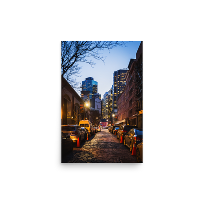 Tirage Photo de New York "Manhattan Cobblestone Lane Towards Night City" - NYC - The Artistic Way