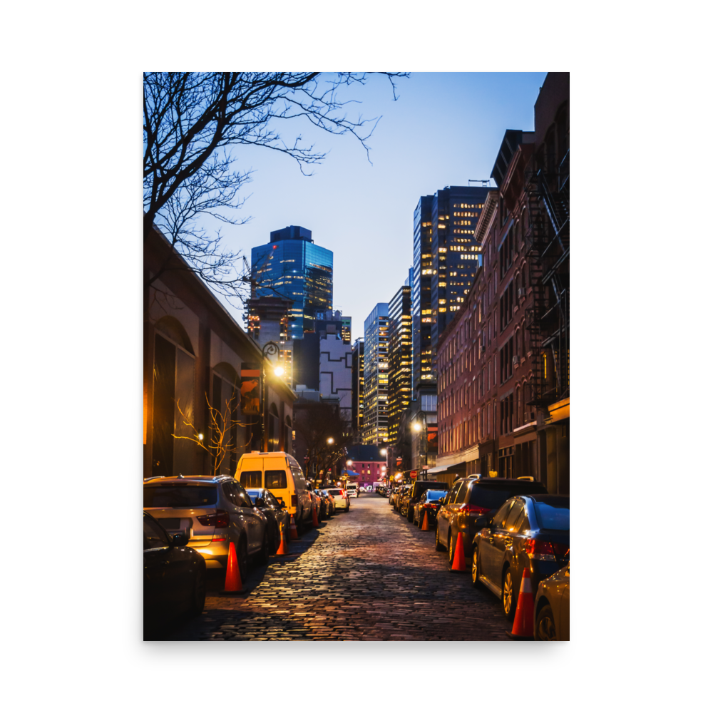 Tirage Photo de New York "Manhattan Cobblestone Lane Towards Night City" - NYC - The Artistic Way