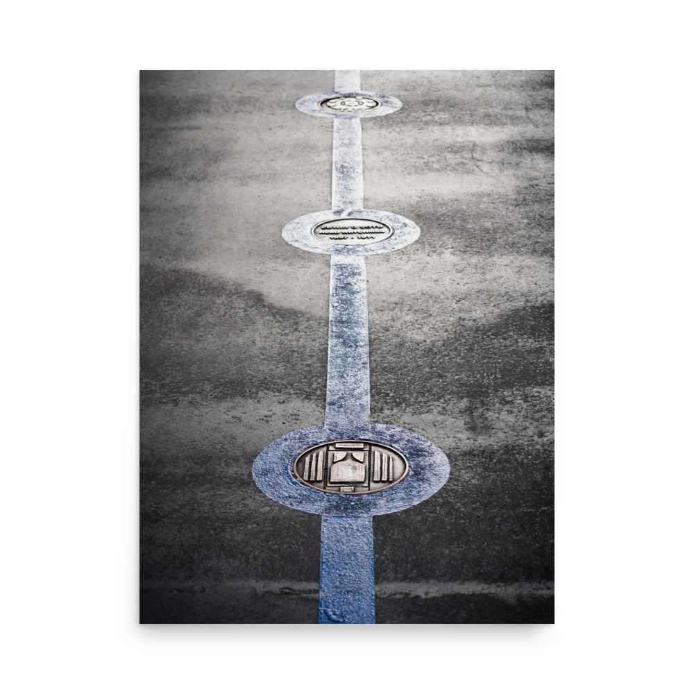 Tirage photo "Medallion on the ground of Tower bridge" - Londres - The Artistic Way