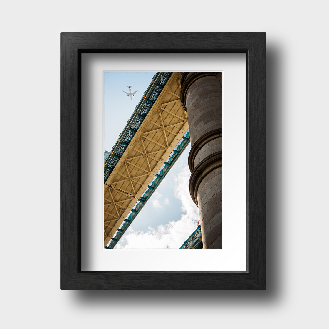 Tirage photo de Londres "Flight over Tower Bridge" - Londres - The Artistic Way