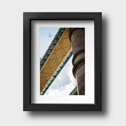 Tirage photo de Londres "Flight over Tower Bridge" - Londres - The Artistic Way