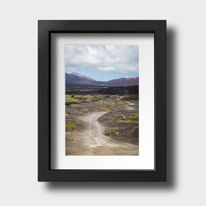 Tirage photo de Lanzarote "Path of land between volcanoes in Lanzarote" - Îles Canaries - The Artistic Way