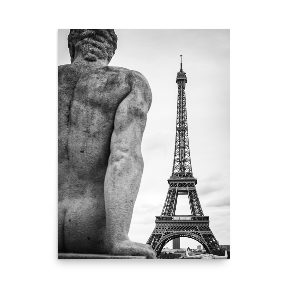 Tirage photo de Paris "L’Homme chilling out in front of the Eiffel Tower in B&W" - Paris - The Artistic Way