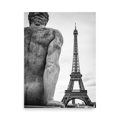 Tirage photo de Paris "L’Homme chilling out in front of the Eiffel Tower in B&W" - Paris - The Artistic Way