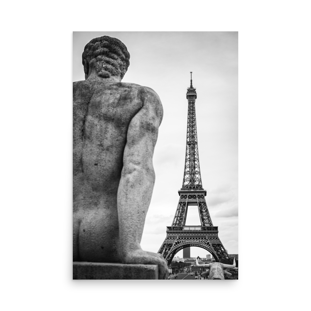 Tirage photo de Paris "L’Homme chilling out in front of the Eiffel Tower in B&W" - Paris - The Artistic Way