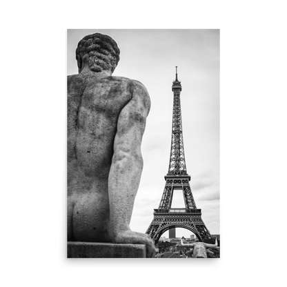 Tirage photo de Paris "L’Homme chilling out in front of the Eiffel Tower in B&W" - Paris - The Artistic Way