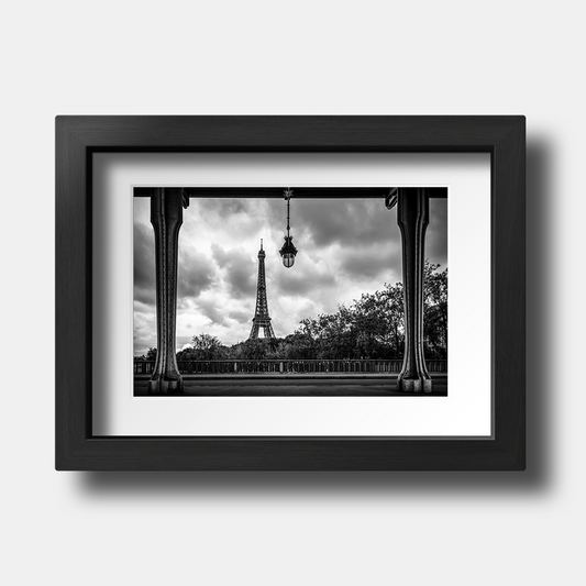 Tirage photo de Paris "The Eiffel Tower from Bir Hakeim bridge B&W" - Paris - The Artistic Way