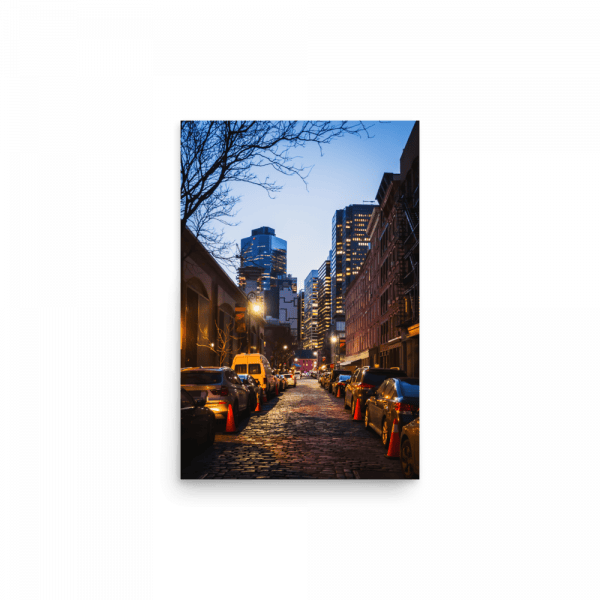 Tirage Photo de New York "Manhattan Cobblestone Lane Towards Night City" - NYC - The Artistic Way