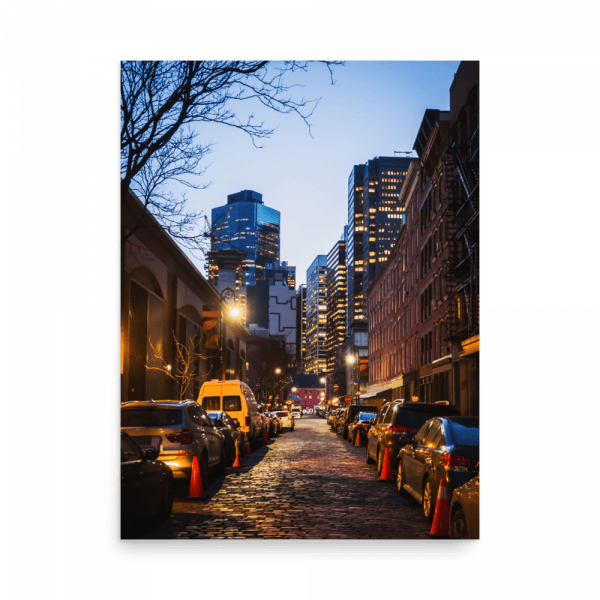 Tirage Photo de New York "Manhattan Cobblestone Lane Towards Night City" - NYC - The Artistic Way