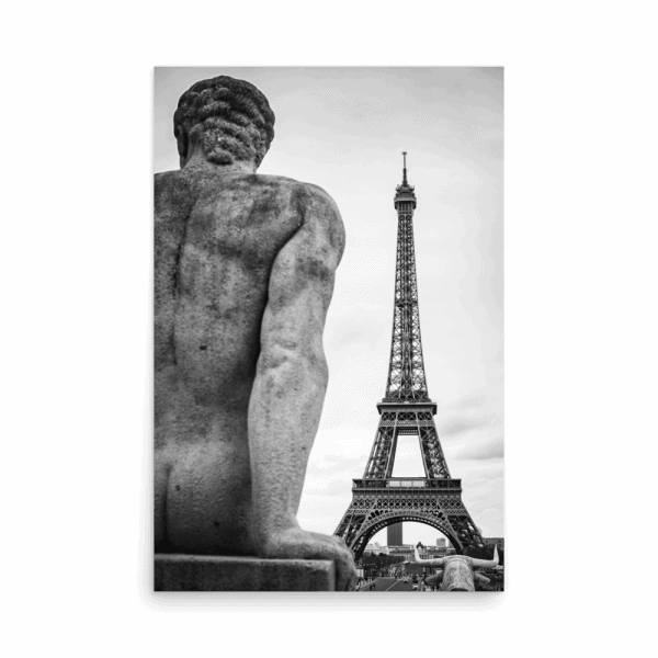 Tirage photo de Paris "L’Homme chilling out in front of the Eiffel Tower in B&W" - Paris - The Artistic Way